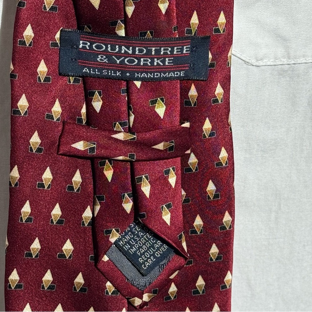 VTG Roundtree & Yorke Silk Tie Burgundy Gold Geometric Necktie Classic Business